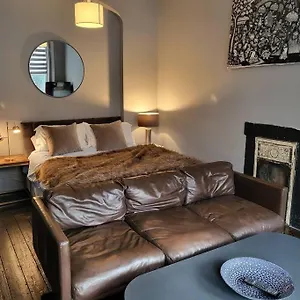 https://10-elegant-studio-in-central-hove.brighton-hotels-england.com
